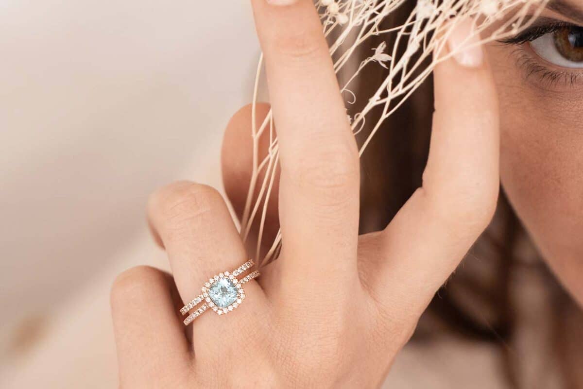 Comment choisir une bague de mariage pour femme : du design à la simplicité