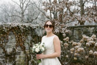 Mariée en décembre portant des lunettes de soleil tendance écaille de tortue dans un jardin hivernal givré